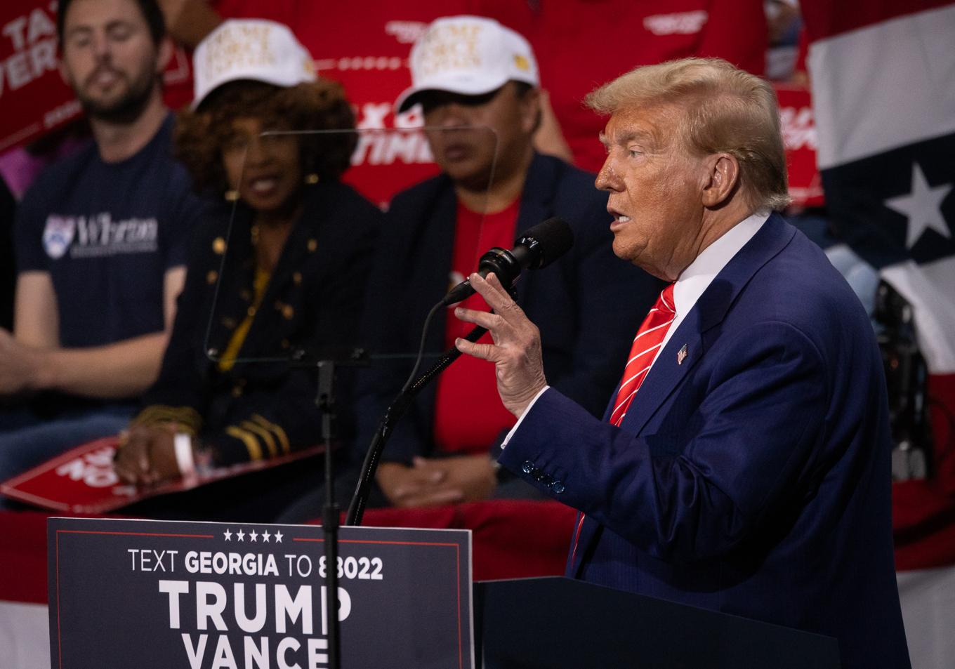 Förre presidenten och republikanernas presidentkandidat Donald Trump talar i Atlanta, Georgia den 15 oktober.  Foto: John Fredricks