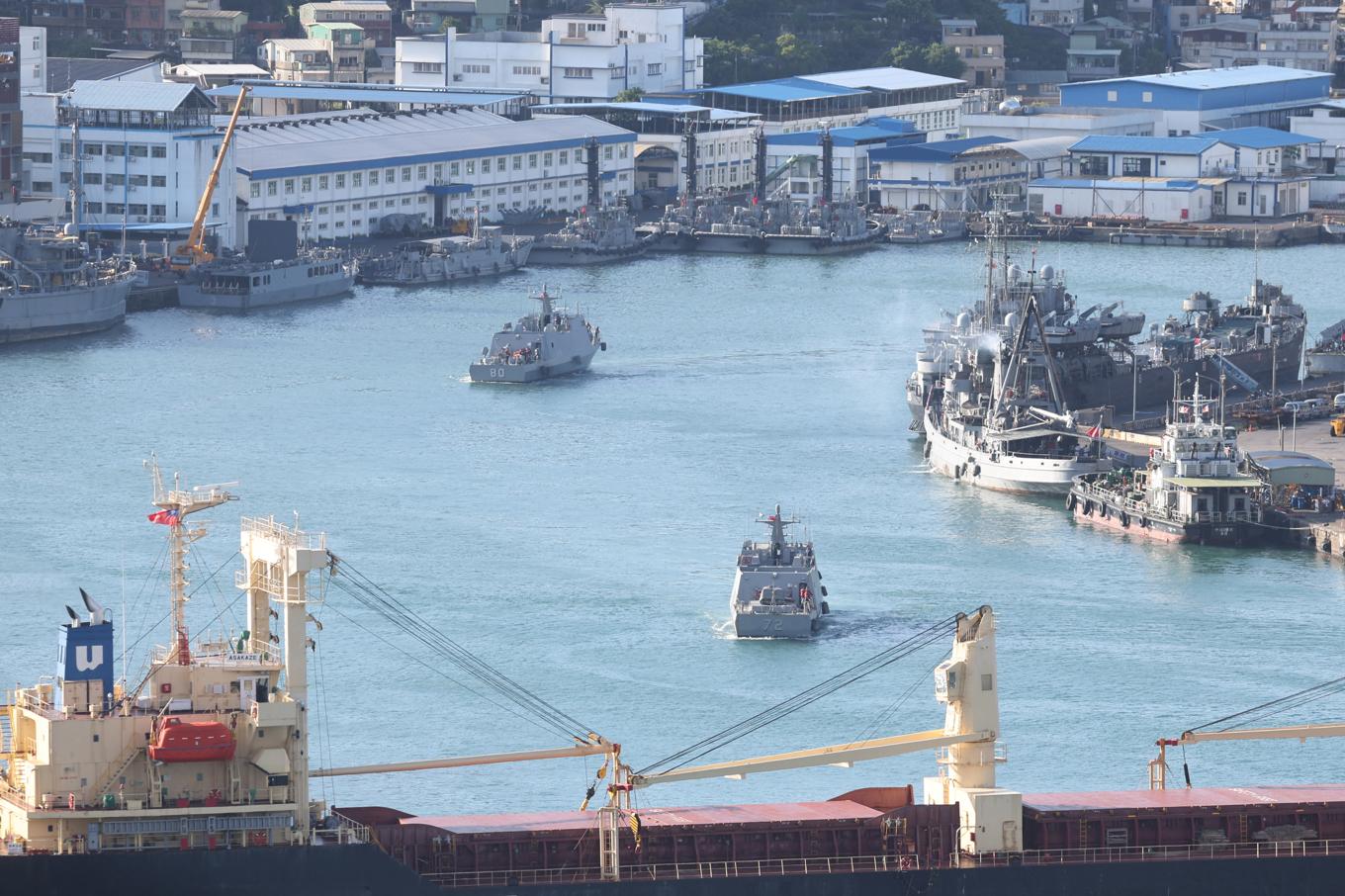 Taiwanesiska militärfartyg i hamnen i Keelung, den 14 oktober. Foto: I-HWA CHENG/AFP via Getty Images