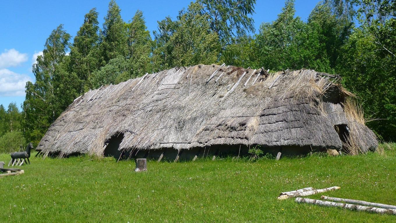 Ett rekonstruerat långhus från järnåldern vid Körunda i Nynäshamns kommun. Det är spår av denna typ av hus som man även påträffat vid Pryssgården i Östergötland. Foto: Holger Elgaard