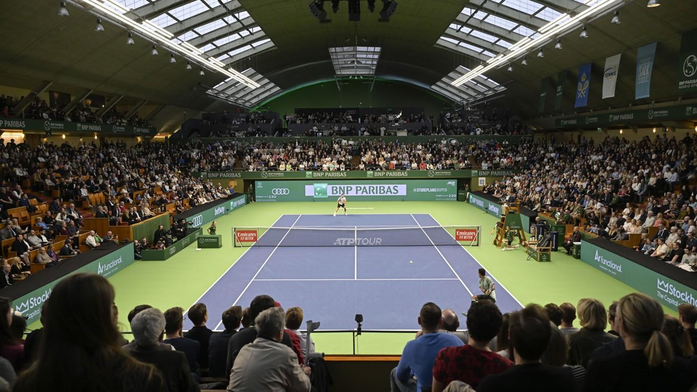 Festligt, folkligt och fullsatt - Kungliga hallen är en av tenniscirkusens mest trivsamma arenor och atmosfären runt centercourten är fantastisk. Foto: Anders Wiklund/TT