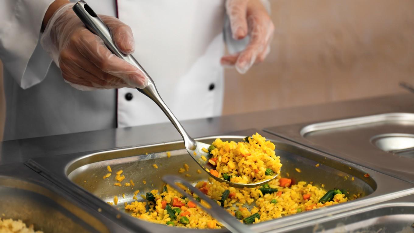 DO fick in en rad anmälningar om att elever upplever diskriminering när de nekas skolmat i form av annat kött än fläsk och i stället erbjudits vegetariskt. Men enligt myndigheten har de inte diskriminerats i lagens mening. Foto: Shutterstock