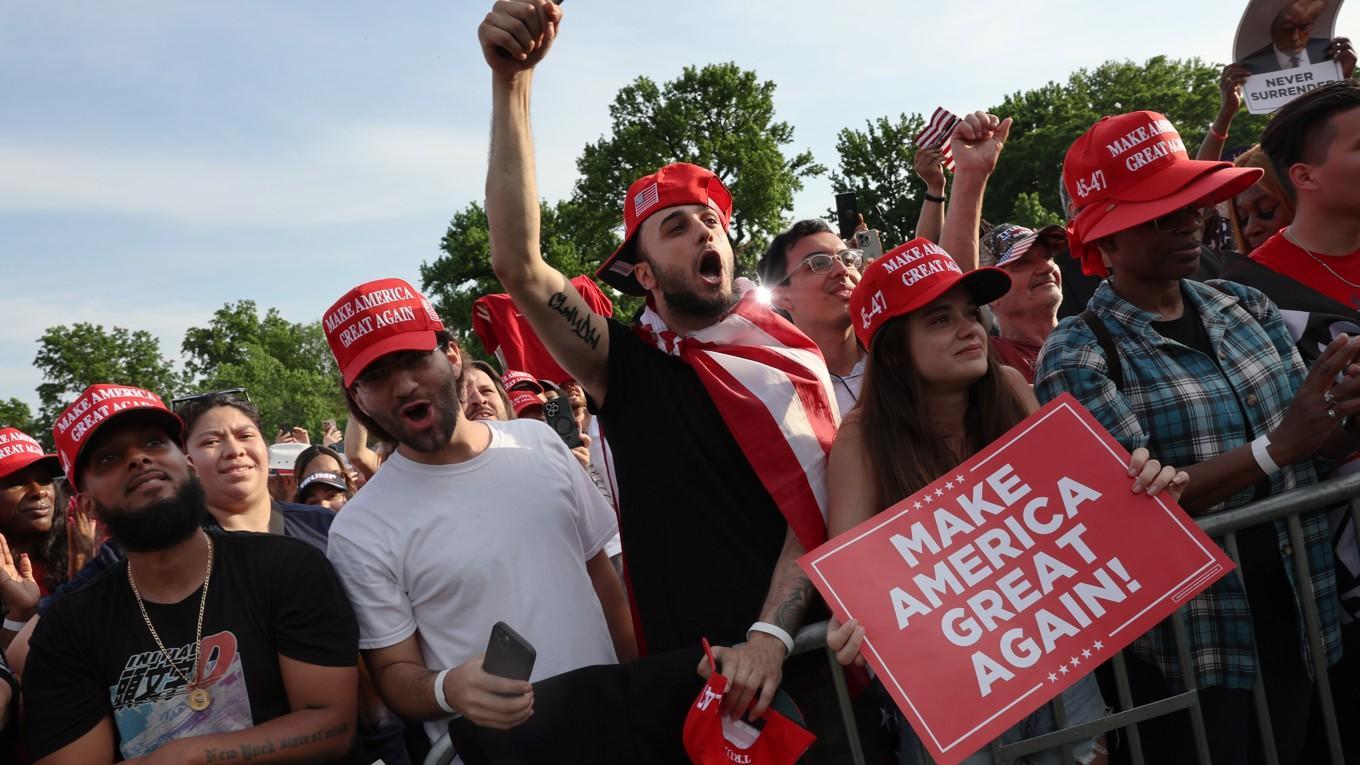 Unga Trumpsupportrar under ett kampanjmöte i South Bronx i New York den 23 maj. Foto: Spencer Platt/Getty Images