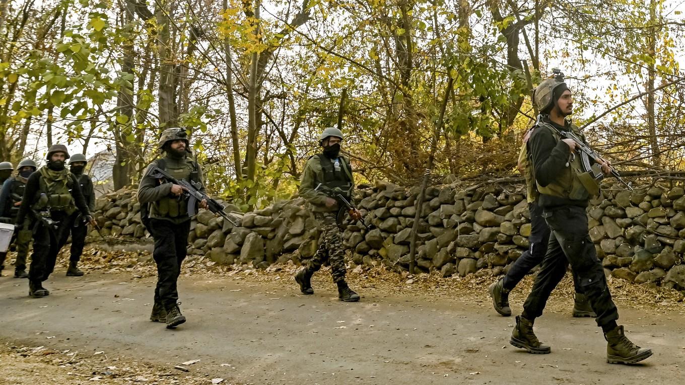 Säkerhetsstyrkor patrullerar i Srinagar, där en väpnad konfrontation bröt ut den 10 november. Foto: Tauseef Mustafa/AFP