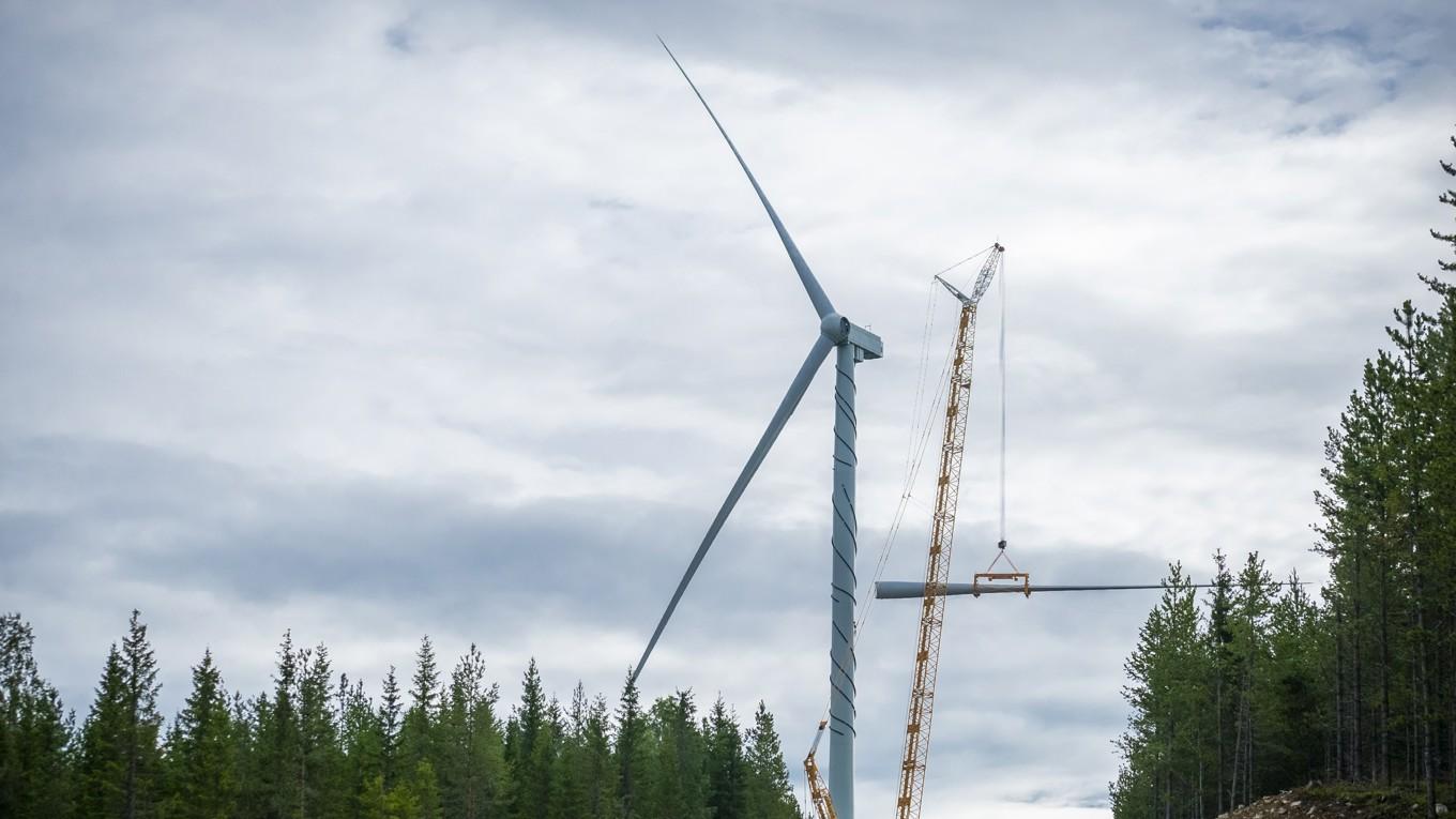 Vindkraftverk under uppförande på Björnberget utanför Ånge. Debattören menar att vi bör fråga oss varför det ska byggas vindkraft. Foto: Bilbo Lantto