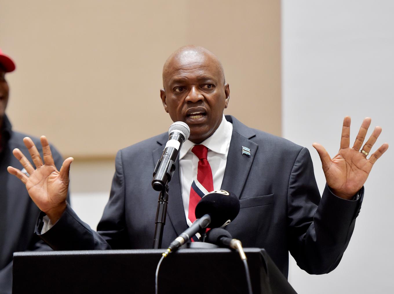 President Mokgweetsi Masisi erkände sig besegrad redan innan det slutgiltiga resultatet presenterats. Foto: AP/TT