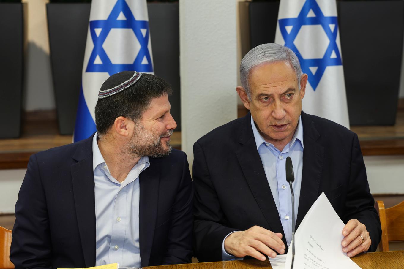 Israels finansminister Bezalel Smotrich (vänster) med premiärminister Benjamin Netanyahu. Arkivbild. Foto: Ronen Zvulun/Pool via AP/TT