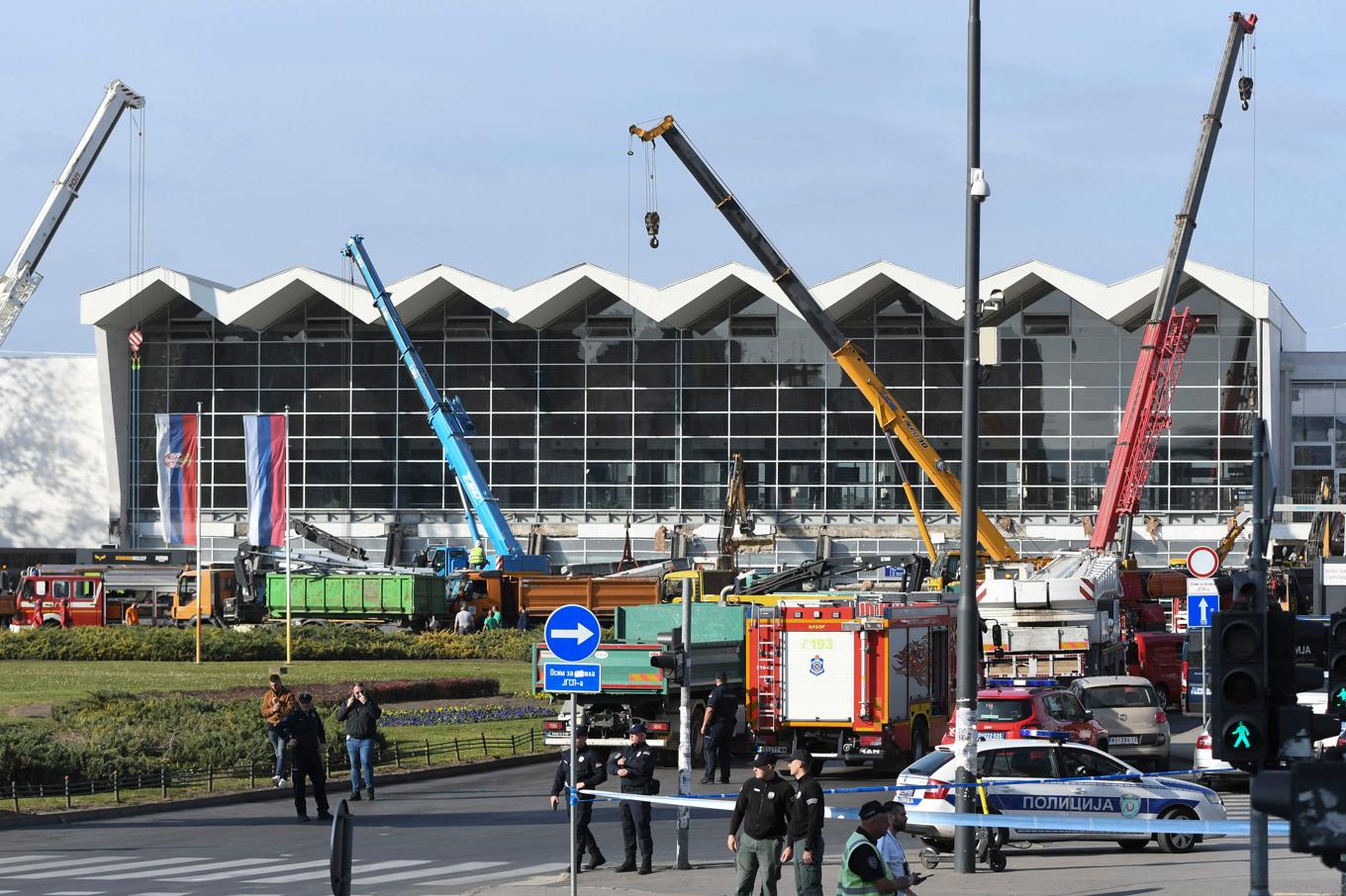 Taket på en tågstation i Novi Sad har rasat. Foto: AP/TT