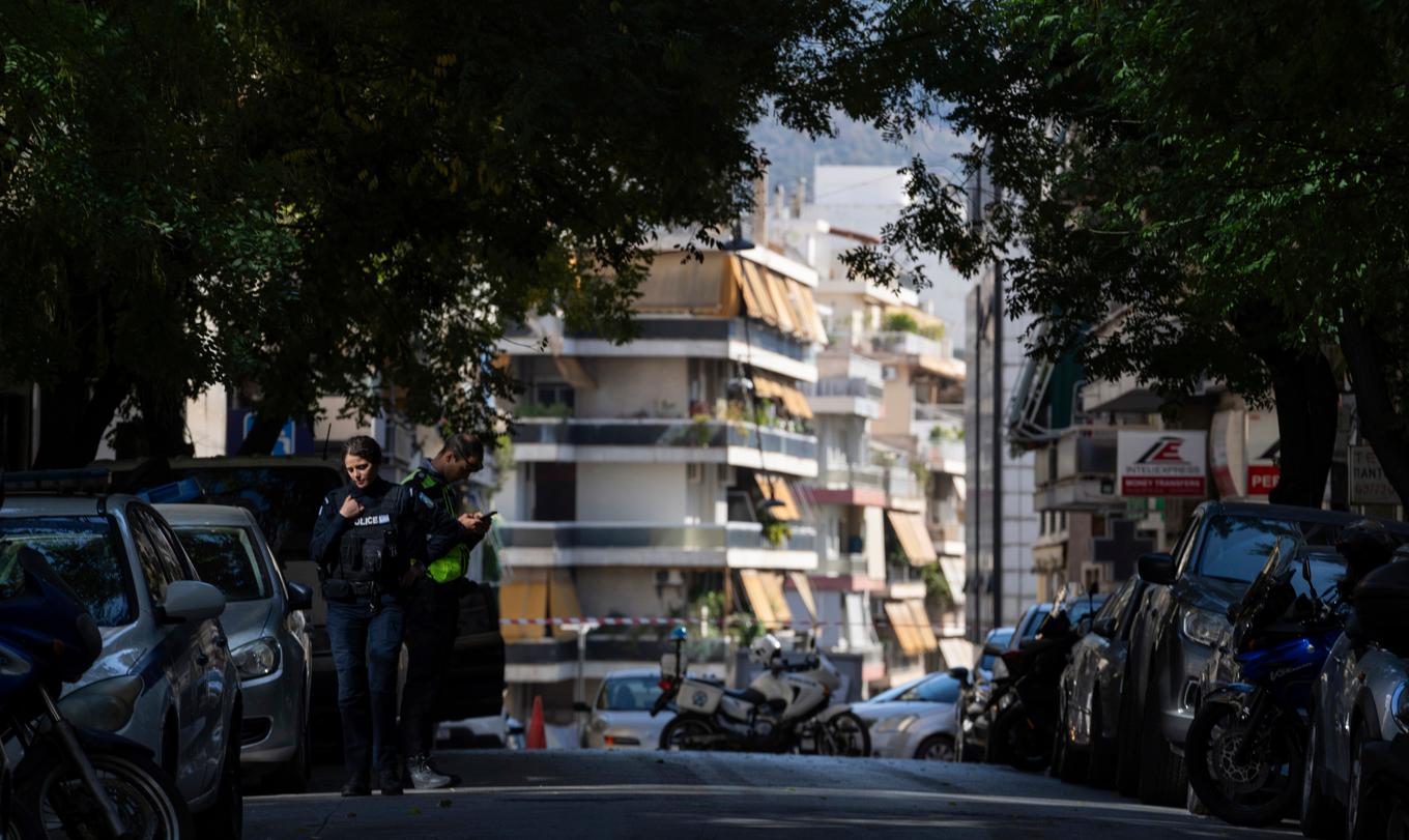 En man dödades och en kvinna skadades svårt när en bomb troligen exploderade av misstag i ett bostadshus i Aten. Polis utreder misstänkt planering av terrordåd. Foto: Petros Giannakouris/AP/TT