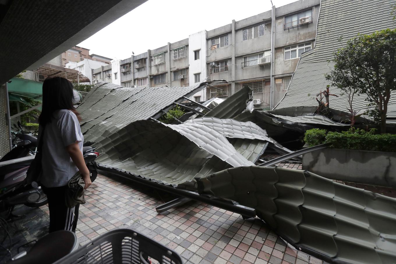 Ett nerblåst tak efter tyfonen Kong-reys framfart i Taipei, Taiwan, i fredags. Foto: Chiang Ying-ying/AP/TT