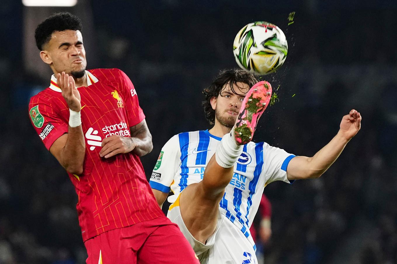 Liverpools Luis Diaz till vänster i närkamp med Brightons Ferdi Kadıoglu. Foto: Dave Shopland/AP/TT