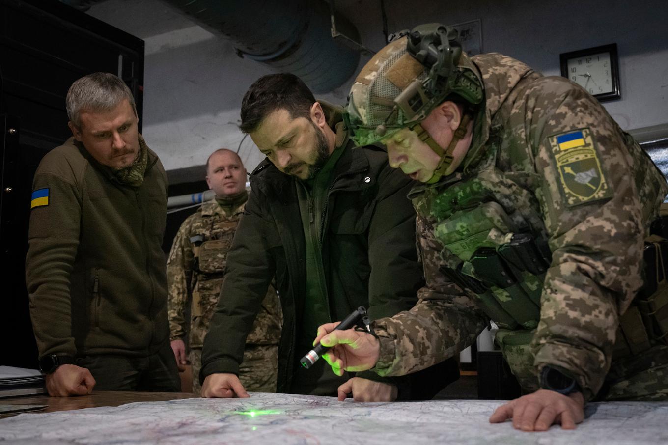 Ukrainas president Volodymyr Zelenskyj och militärchefen Oleksandr Syrskij i Kupjansk i Charkiv för ett knappt år sedan. Arkivbild. Foto: Efrem LukatskyAP/TT