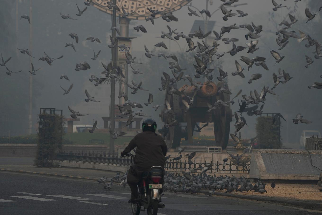 Smoggen låg tung över Lahore på söndagsmorgonen. Foto: K.M. Chaudary