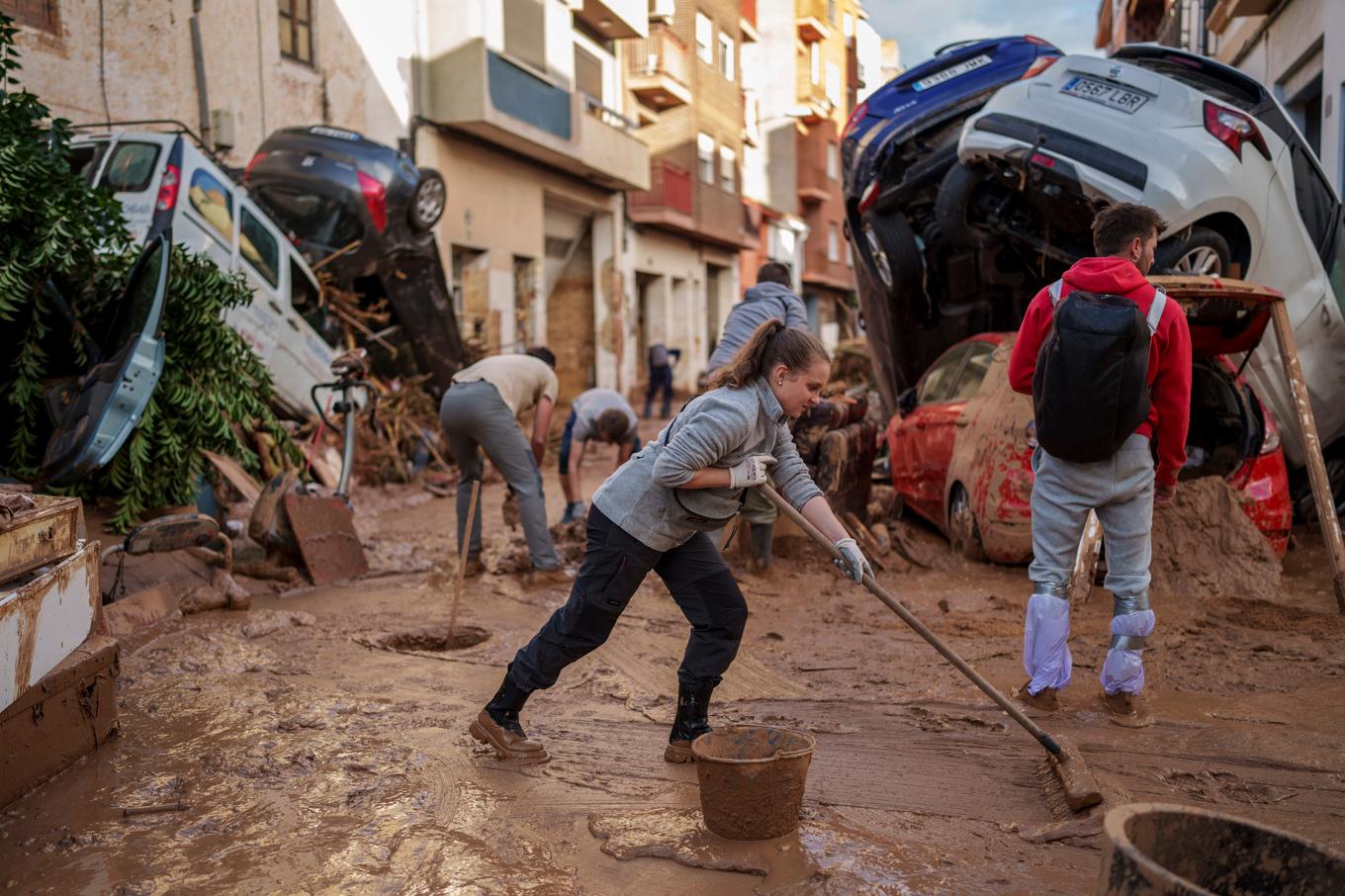 Människor röjer gatorna i Paiporta, som ligger i närheten av Valencia. Bild tagen på lördagen. Foto: Manu Fernandez/AP/TT