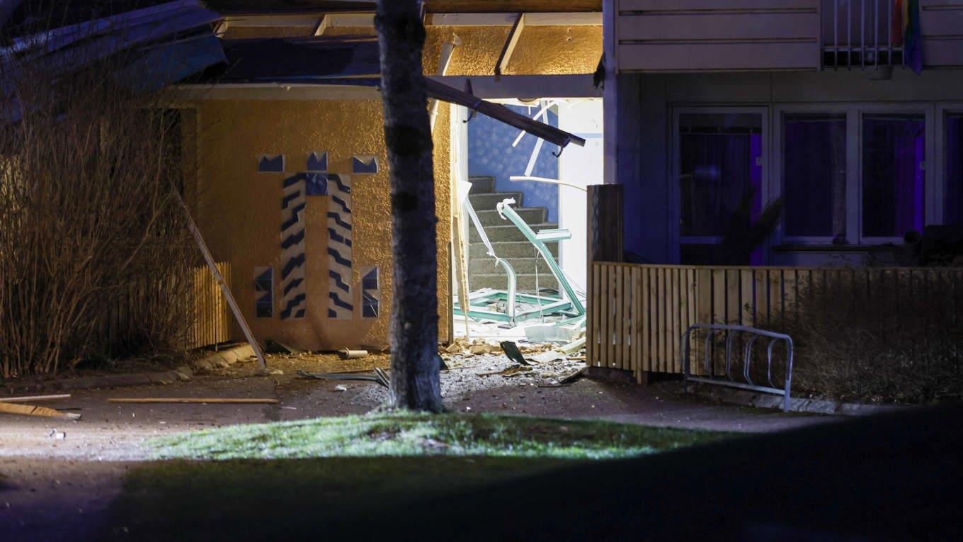 En detonation inträffade vid ett flerfamiljshus i Borås. Nu åtalas fyra män misstänkta för dådet. Arkivbild. Foto: Adam Ihse/TT