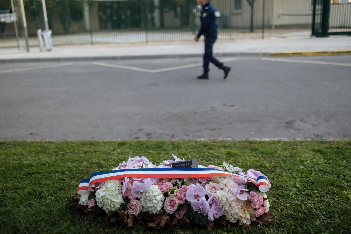 Blommor utanför skolan där läraren Samuel Paty arbetade. Arkivbild. Foto: Lewis Joly/AP/TT