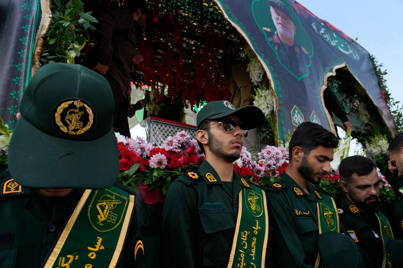 Uniformerade revolutionsgardister sörjer när en annan av organisationens generaler begravdes i Teheran den 15 oktober. Arkivbild. Foto: Vahid Salemi/AP/TT