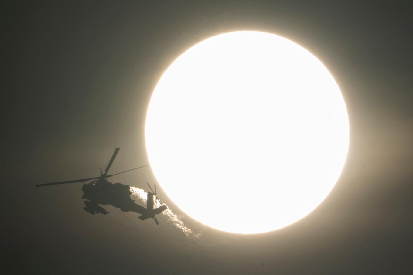 En israelisk militärhelikopter i motljus, i luften ovan gränsen mellan Israel och Libanon. Bilden togs den 13 oktober. Arkivbild. Foto: Leo Correa/AP/TT