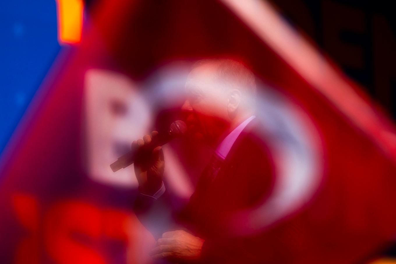 Turkiets president Recep Tayyip Erdogan syns svagt genom en turkisk flagga. Arkivbild. Foto: Francisco Seco/AP/TT