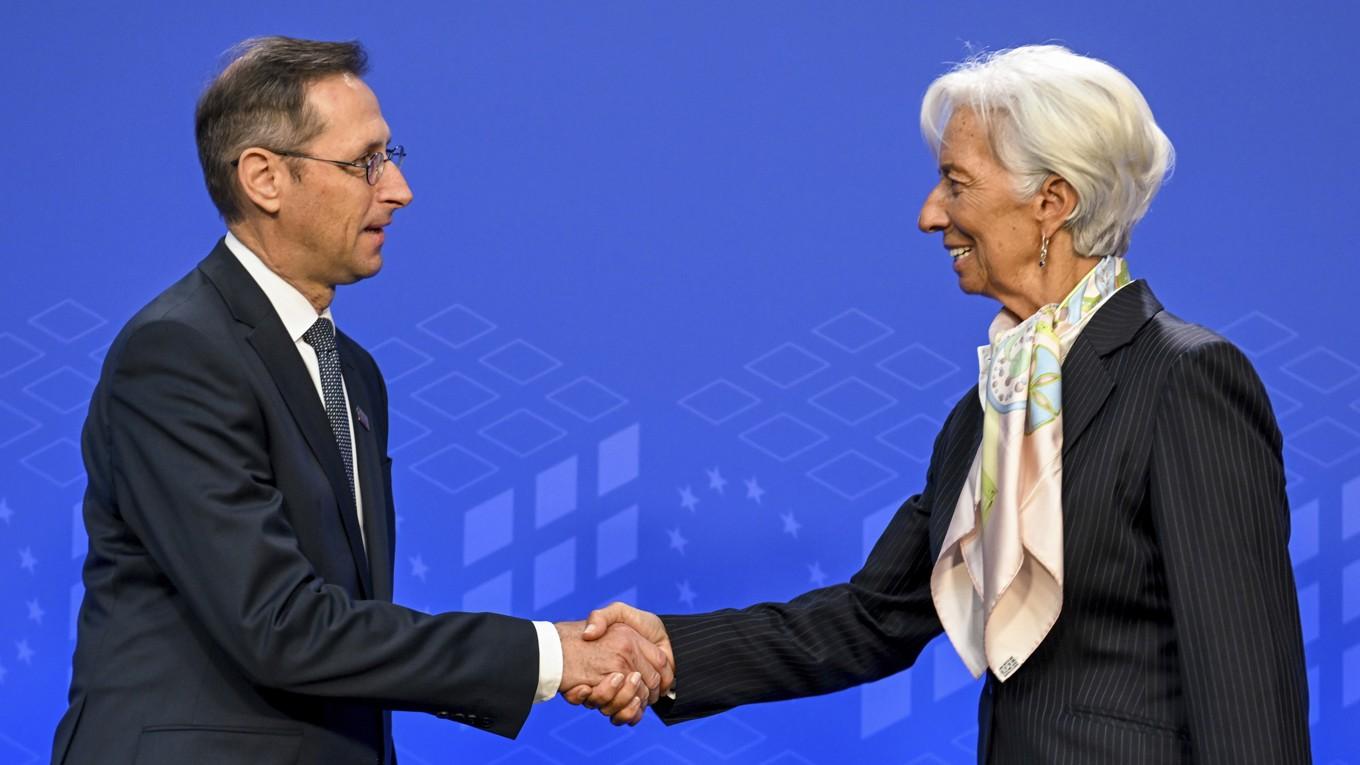 Ungerns finansminister Mihály Varga tillsammans med Europeiska centralbankens chef Christine Lagarde på ett möte i höstas. Arkivfoto. Foto: Tibor Illyes/MTI/AP/TT