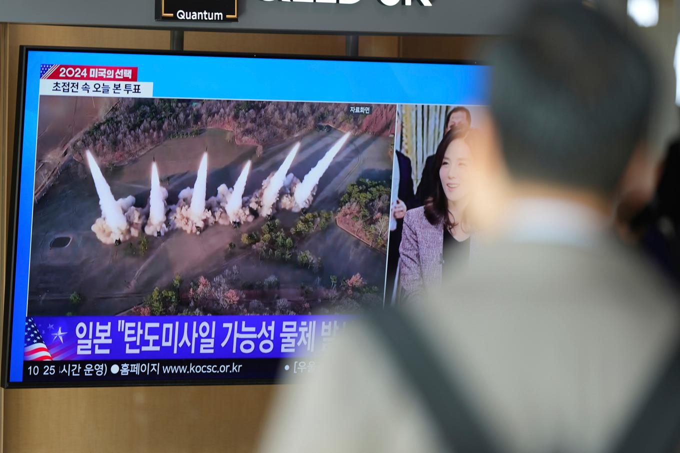 En tv på Seouls tågstation visar en sändning om att Nordkorea avfyrat flera robotar under natten till tisdagen. Foto: Lee Jin-man/AP/TT