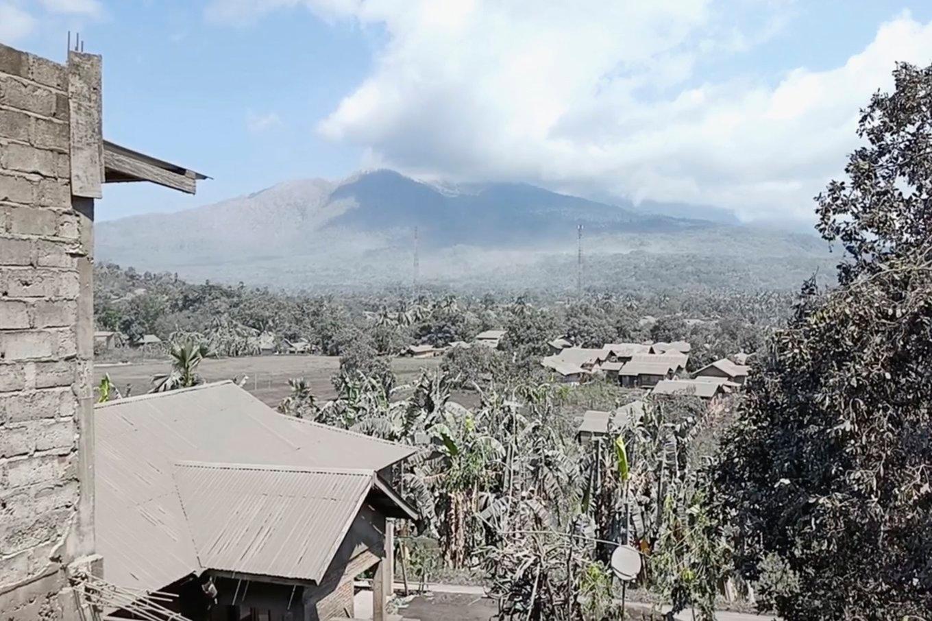 Berget Lewotobi Lake-Laki i Indonesien spyr ut aska. Foto: AP/TT