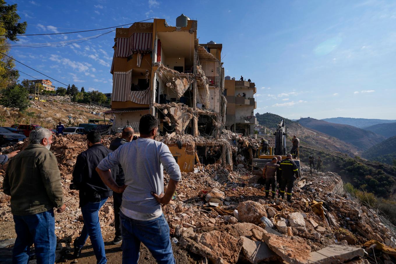 Räddningspersonal har dragit fram 30 kroppar i rasmassorna efter en israelisk attack mot ett lägenhetshus i Barja, Libanon. Foto: Hassan Ammar/AP/TT