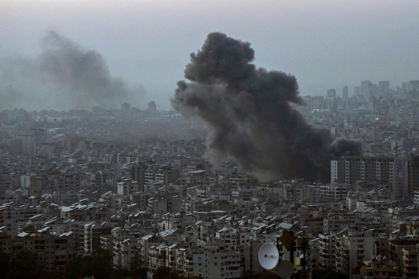 Rök stiger efter nya attacker mot tätbebyggda förorter söder om Beirut. Foto: Bilal Hussein/AP/TT