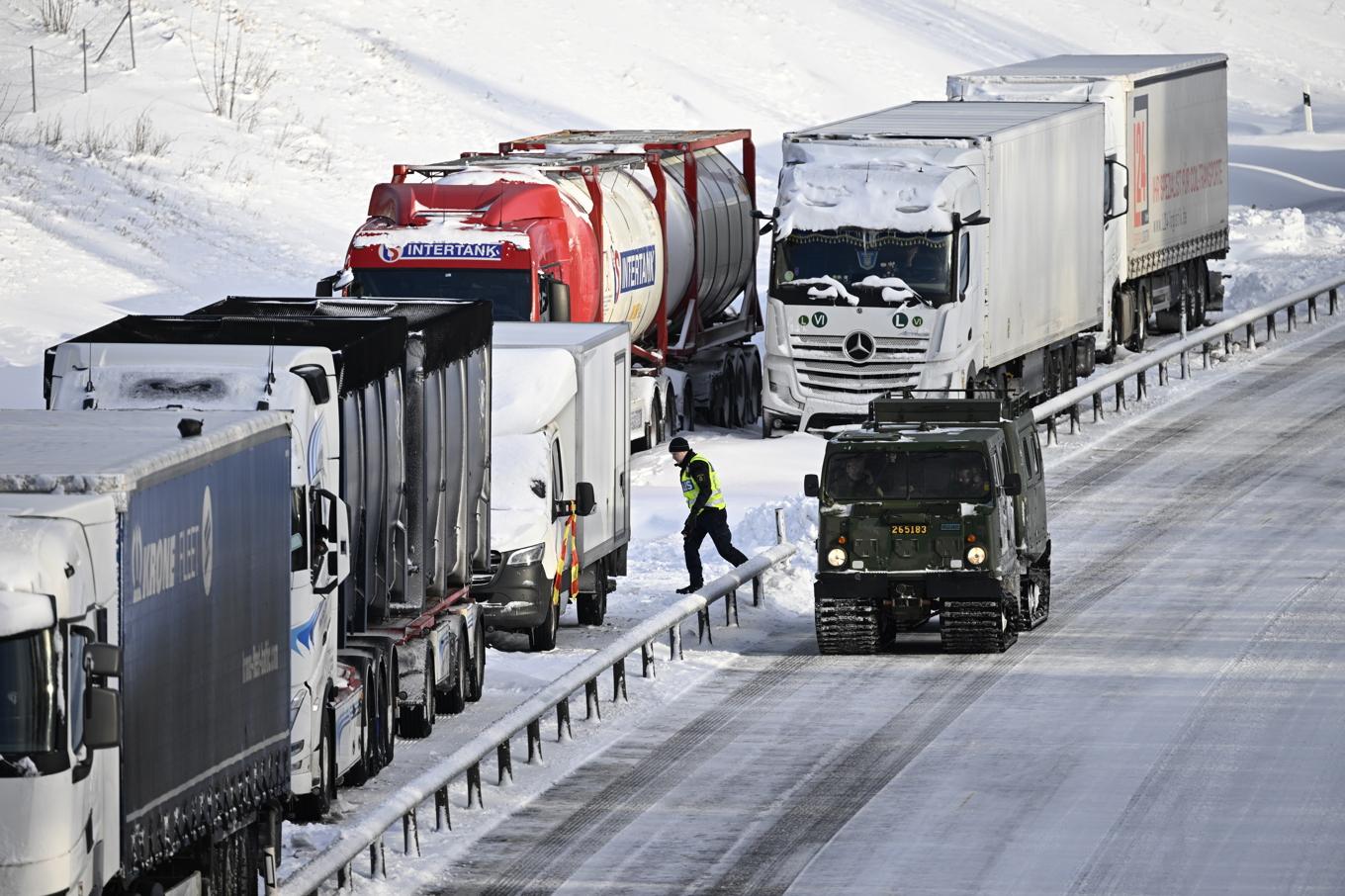 Ett stort antal fordon satt fast på E22 i januari. Arkivbild. Foto: Johan Nilsson/TT