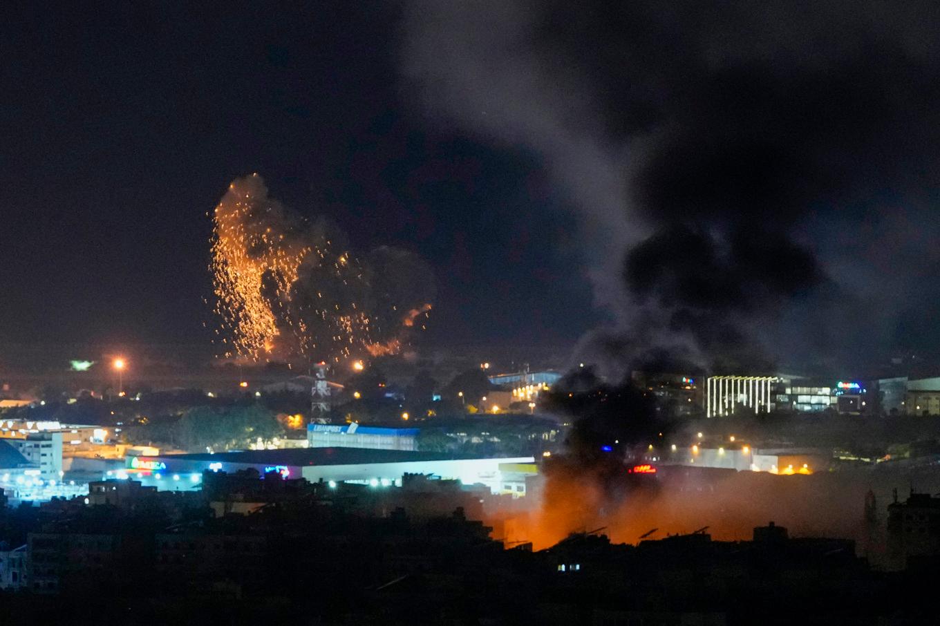 Rök stiger efter israeliska attacker mot Libanons huvudstad Beirut på torsdagen. Foto: Hassan Ammar/AP/TT