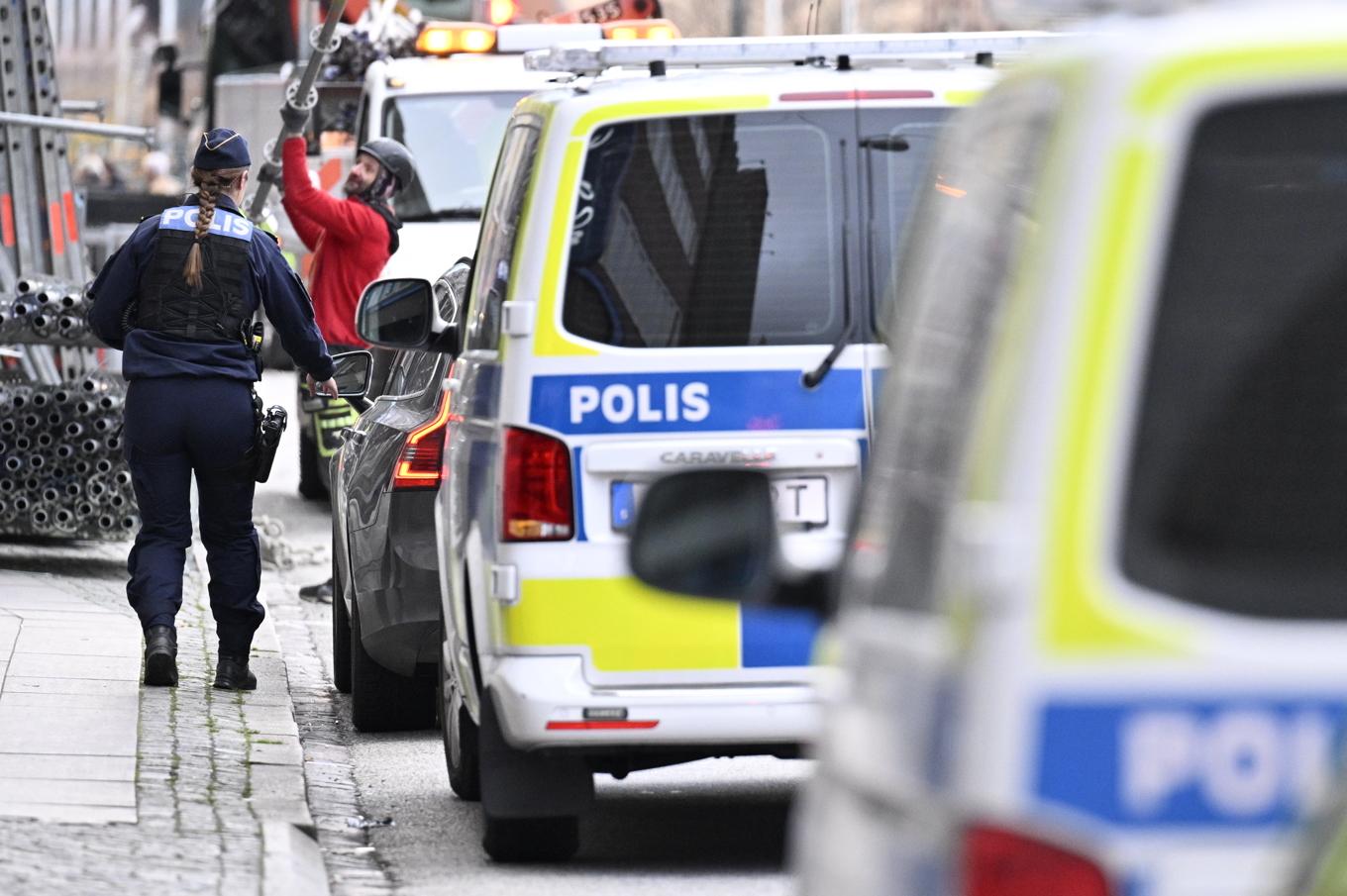 Polis är på plats på ett hotell i Malmö, där en man har hittats död. Foto: Johan Nilsson/TT