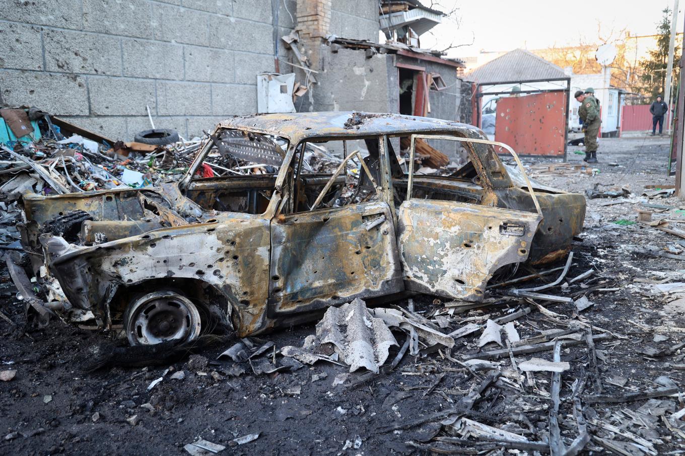 En nedbränd bil i staden Volnovacha i Donetsk. Arkivbild. Foto: Alexei Alexandrov/AP/TT