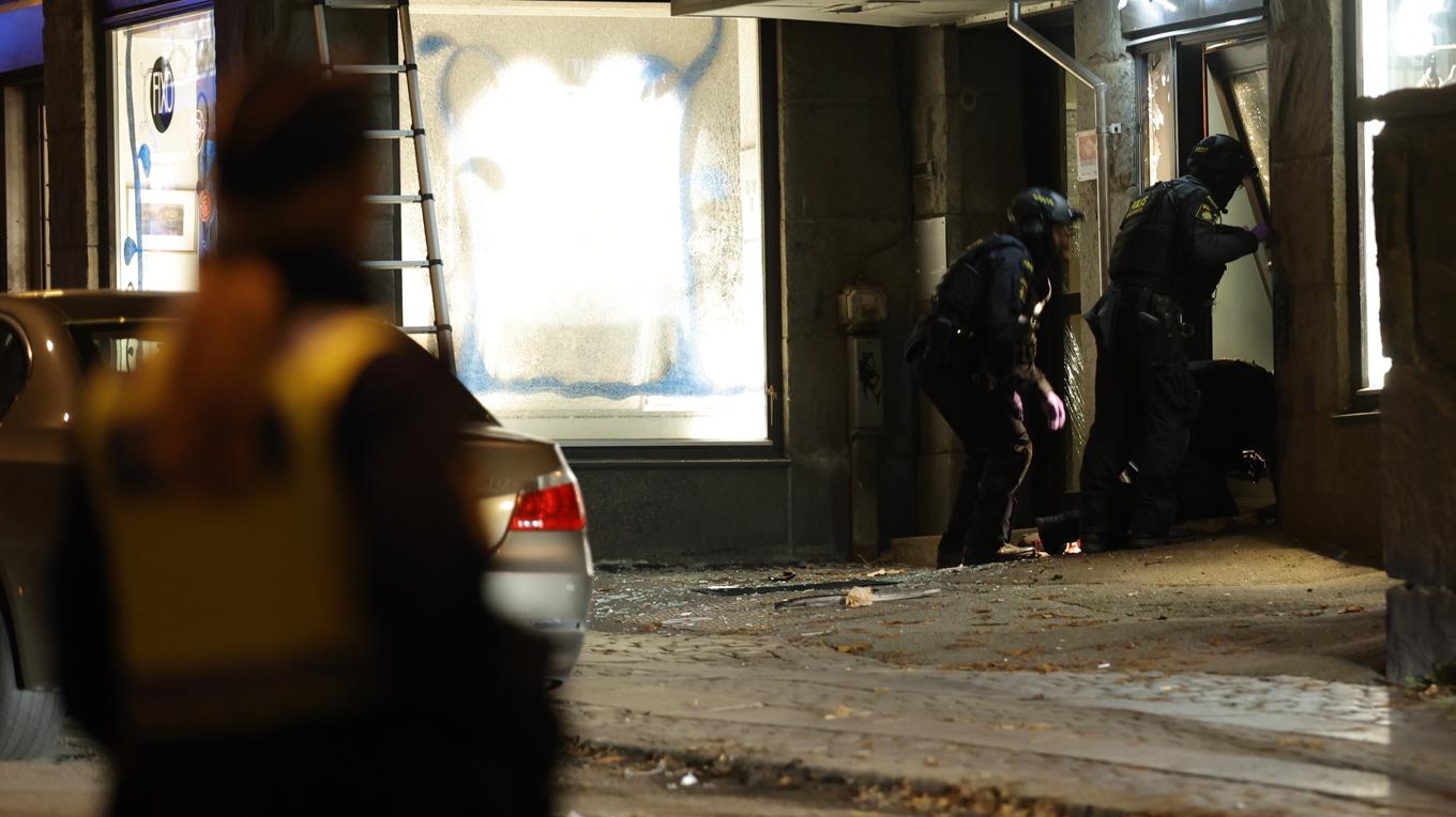 Polisens bombtekniker har arbetat på platsen under natten. Foto: Adam Ihse/TT