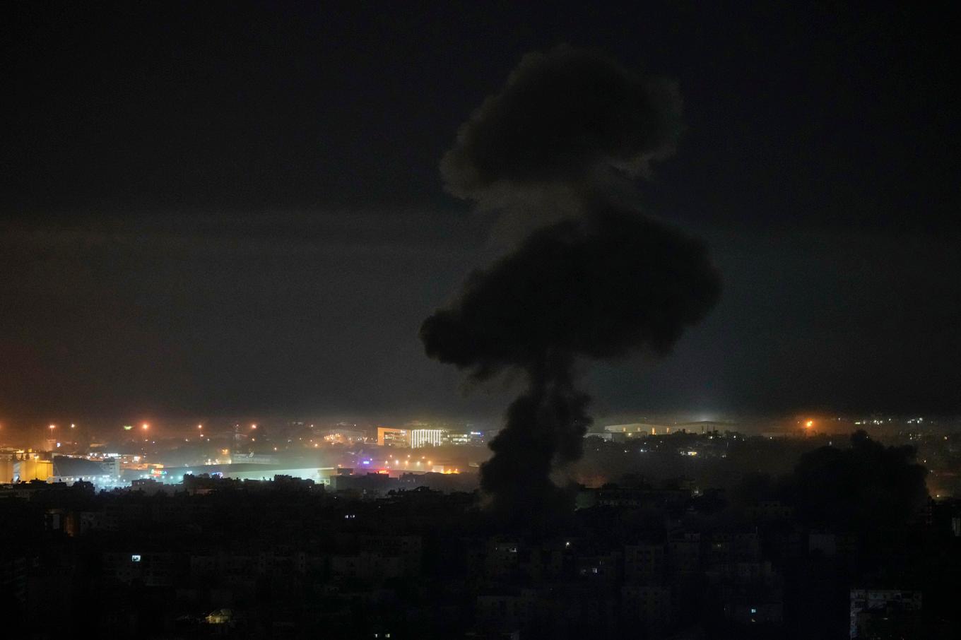 Rök steg mot himlen efter israeliska angrepp mot Beiruts södra förorter. Foto: Bilal Hussein/AP/TT