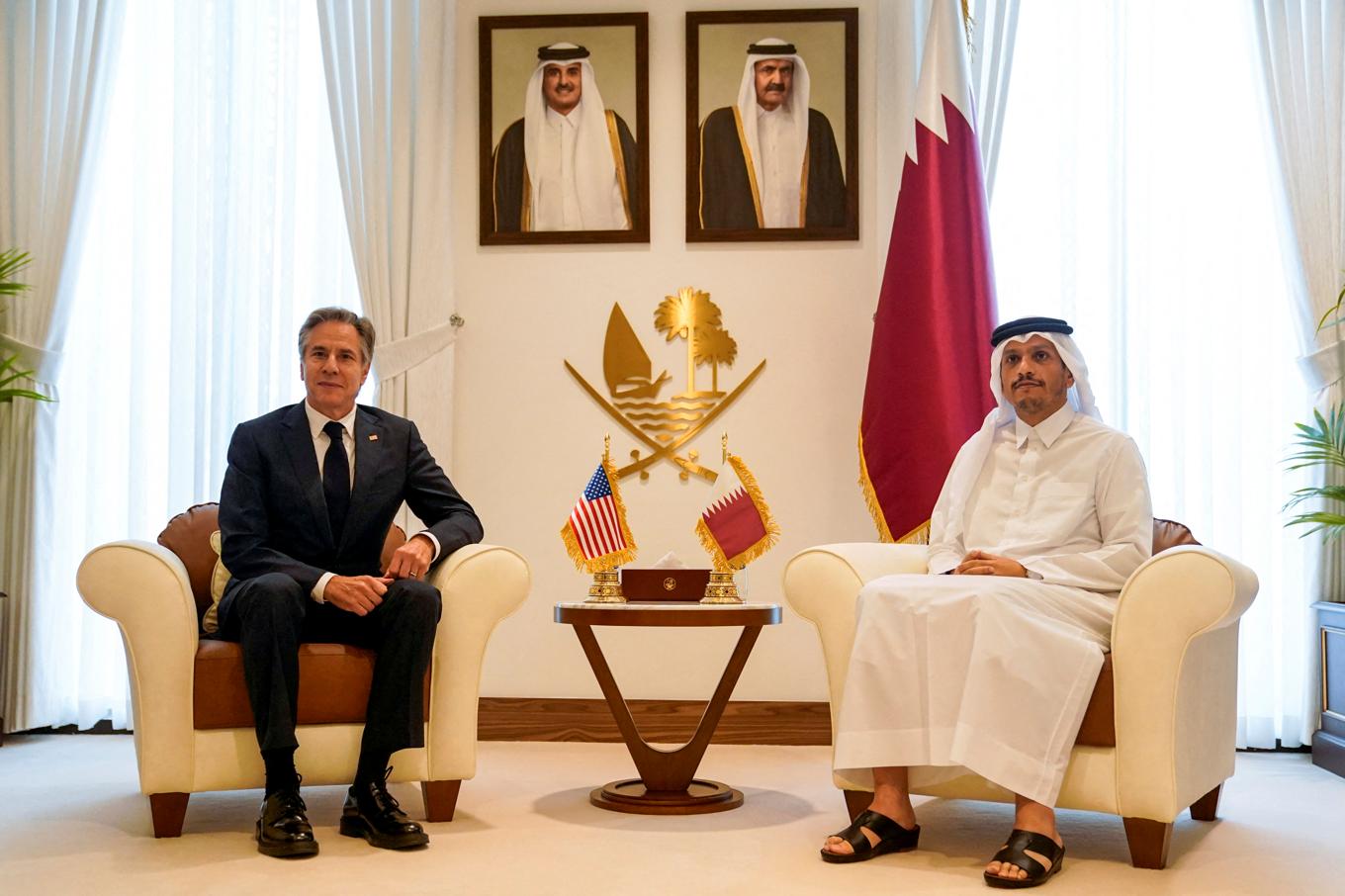 USA:s utrikesminister Antony Blinken tillsammans med Qatars premiärminister Mohammed bin Abdulrahman al-Thani i Doha, Qatar, i oktober. Foto: Nathan Howard/AP/TT