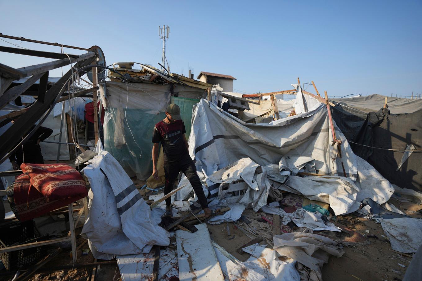 En palestinier går omkring bland bråte efter ett israeliskt anfall mot ett område med tillfälliga tältboenden vid ett sjukhus i Dayr al-Balah. Bilden togs på lördagen. Foto: Abdel Kareem Hana/AP/TT