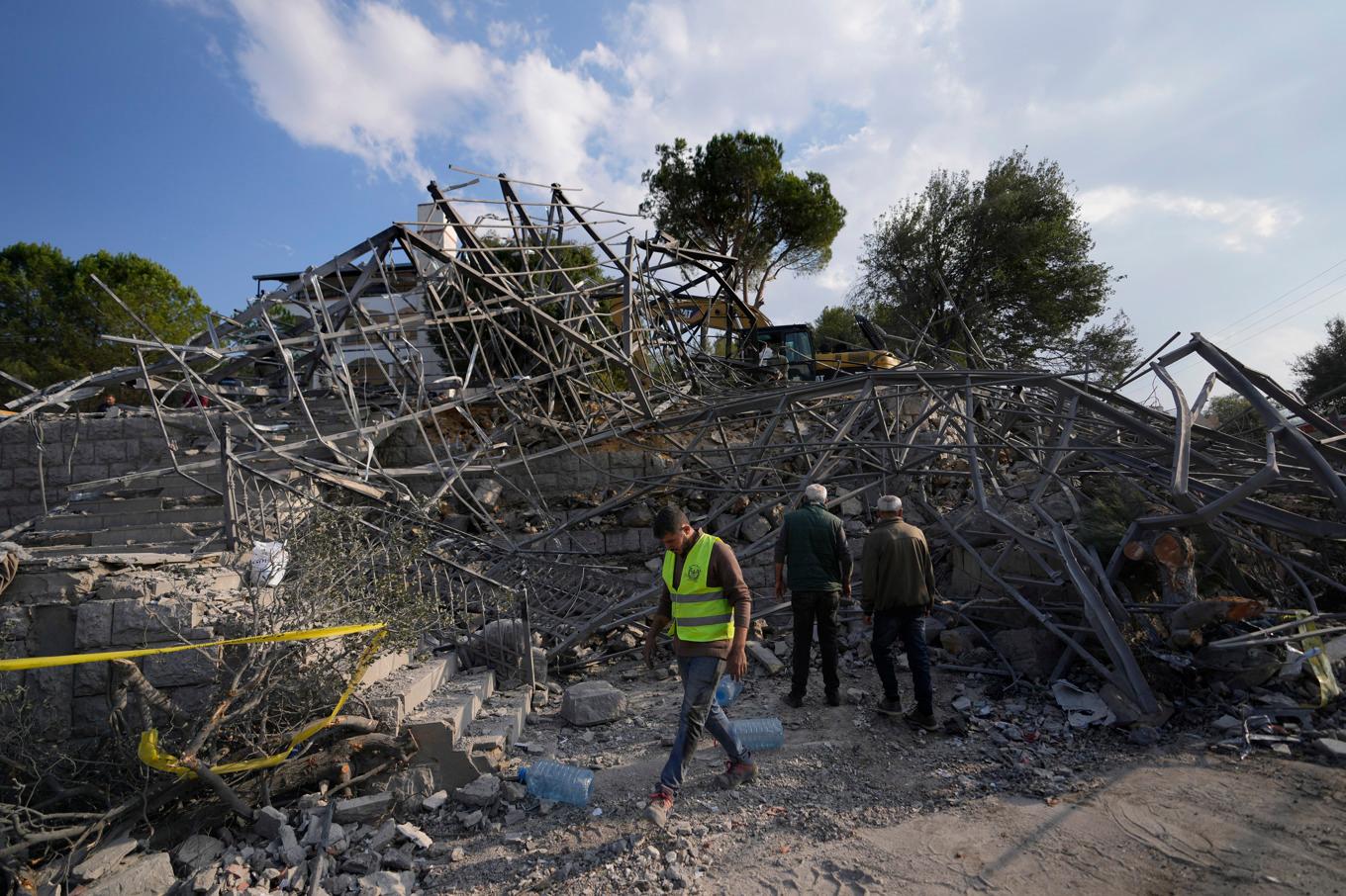 Rasmassor av ett hus som totalförstördes i ett israeliskt flyganfall, i orten Aalmat i Libanon. Foto: Hassan Ammar/AP/TT