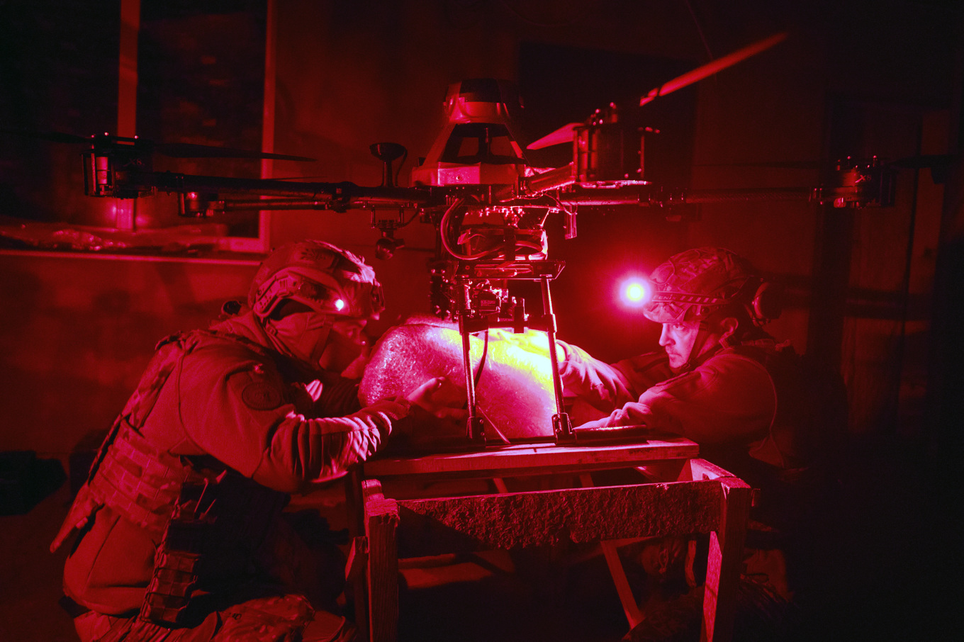 Ukrainska soldater förbereder en drönare inför en fraktflygning. Arkivbild. Foto: Efrem Lukatsky/AP/TT