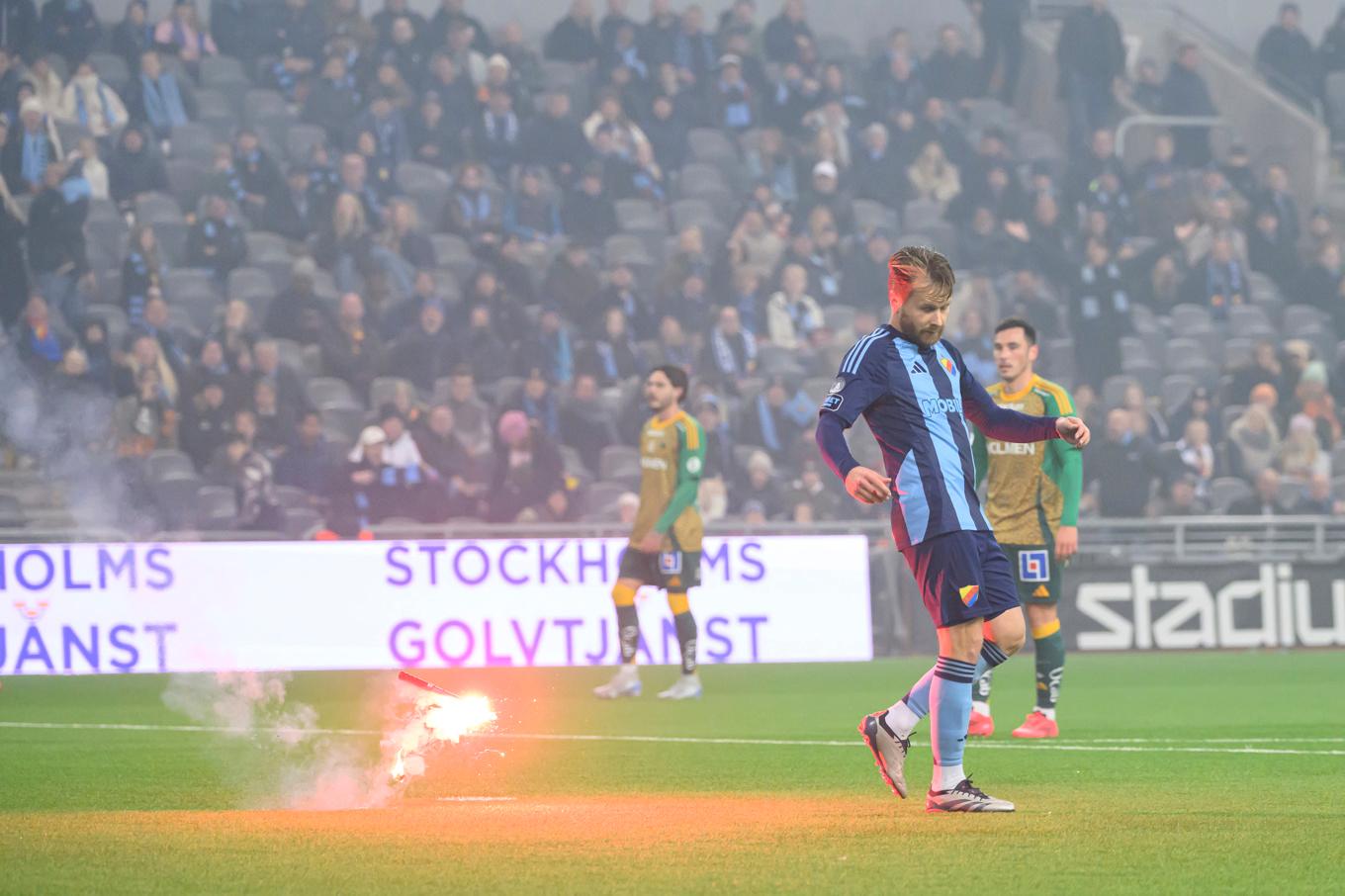 Bengaler kastades in under mötet mellan Djurgården och IFK Norrköping. Foto: Henrik Montgomery/TT