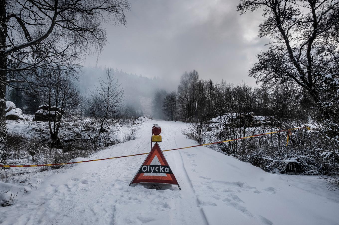 Arkivbild från en avfallsbrand 2021 i ett sopberg utanför Kagghamra i Botkyrka kommun. Avfallet hade dumpats av bolaget Think Pink, vars företrädare nu står inför rätta i Sveriges hittills största miljöbrottsmål. Foto: Magnus Hjalmarson Neideman/SvD/TT