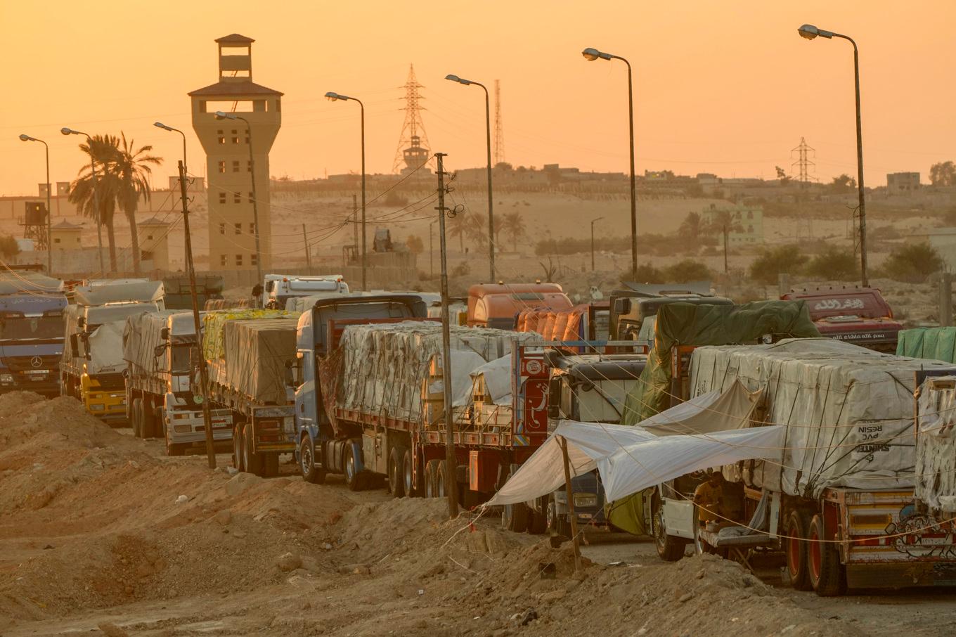 Lastbilar med humanitärt bistånd väntar på att få åka in i södra Gaza från Egypten. Bild tagen den 9 september. Foto: Amr Nabil/AP/TT