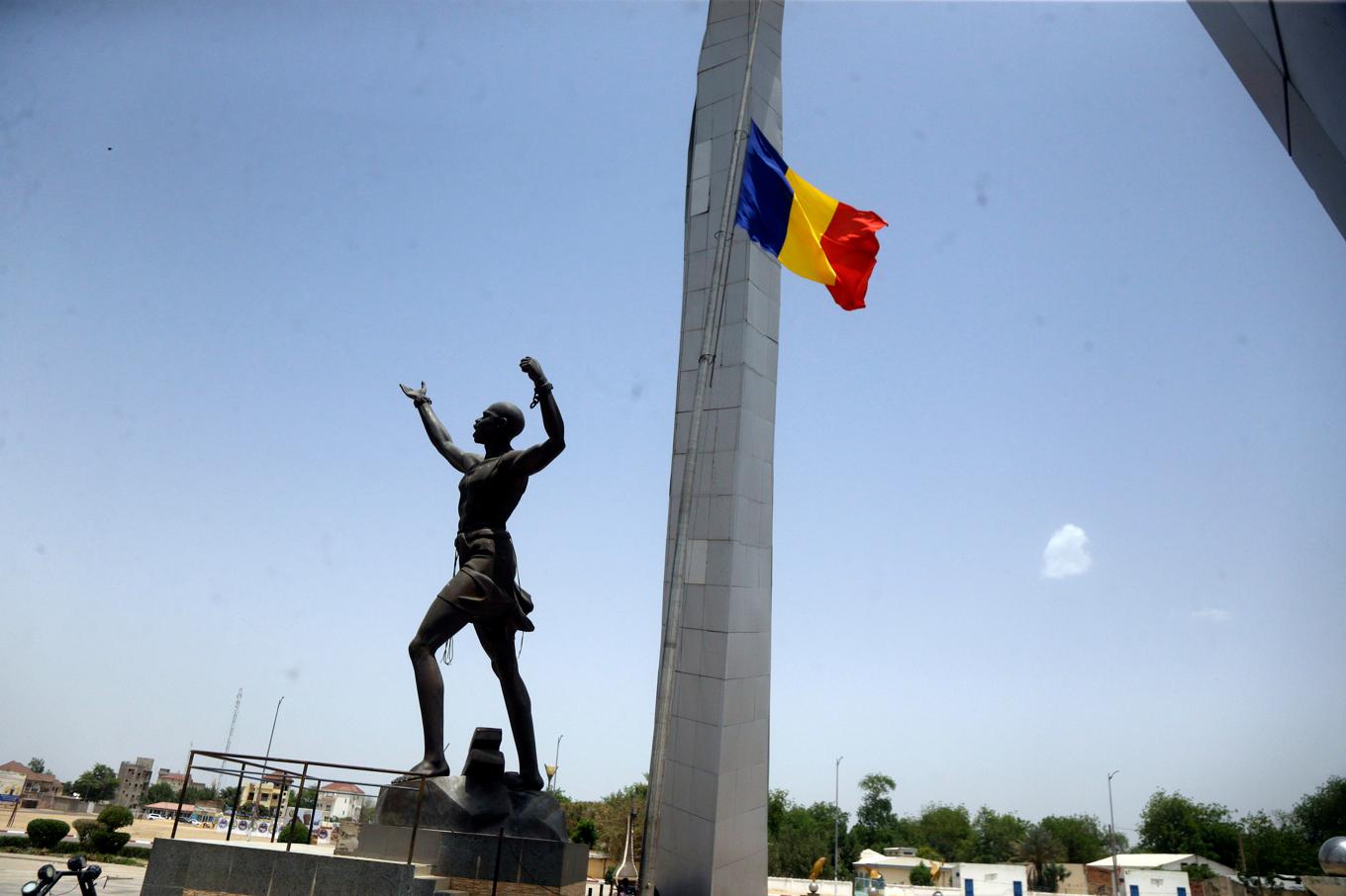 En tchadisk flagga på halv stång i huvudstaden N'Djamena. Arkivbild. Foto: Sunday Alamba/AP/TT