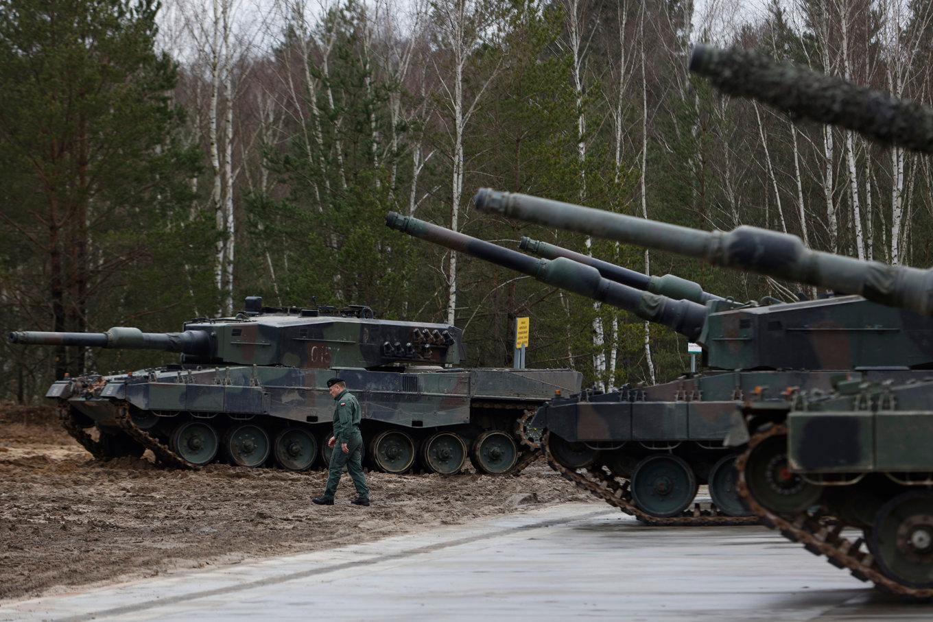 Stridsvagnar på en militärbas i Swietoszow i Polen. Arkivfoto. Foto: Michal Dyjuk/AP/TT