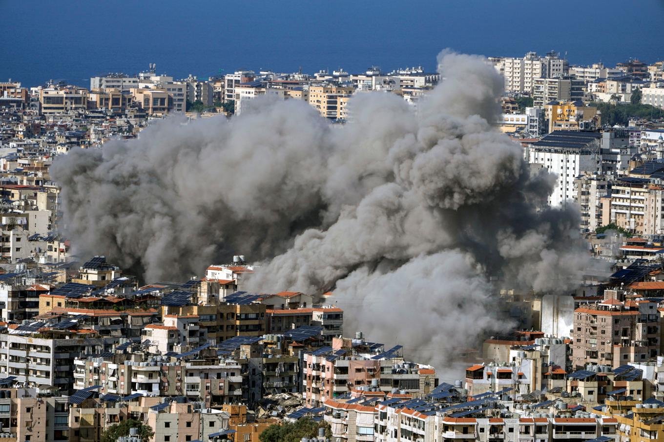 Rök stiger från Beirutförorten Dahieh på tisdagen. Foto: Bilal Hussein/AP/TT