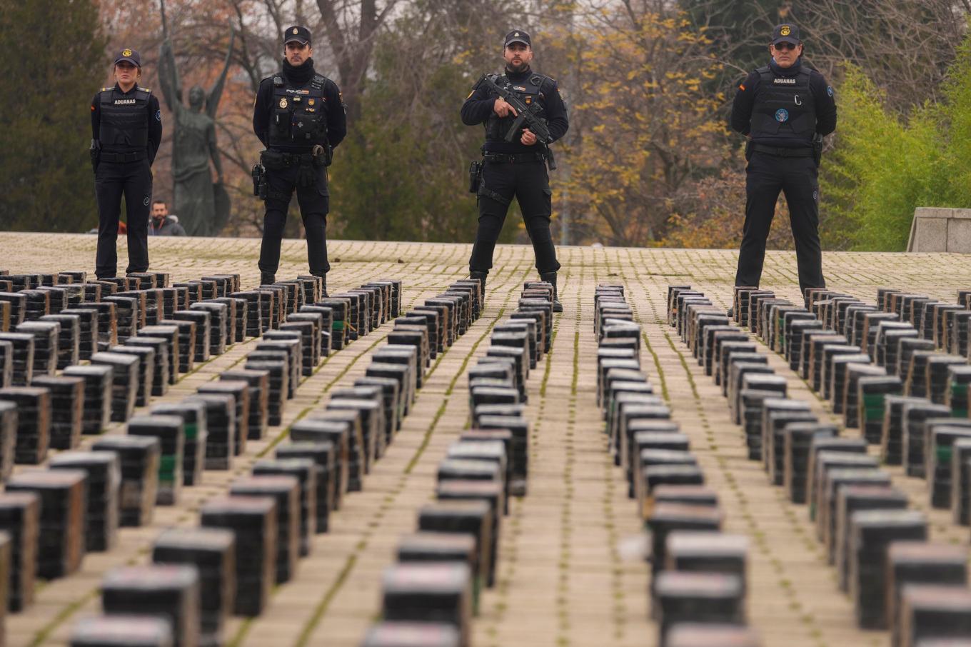 Spansk polis har genomfört kanske den största räden mot en kokainliga i landet. Arkivbild från tidigare tillslag. Foto: Paul White/AP/TT