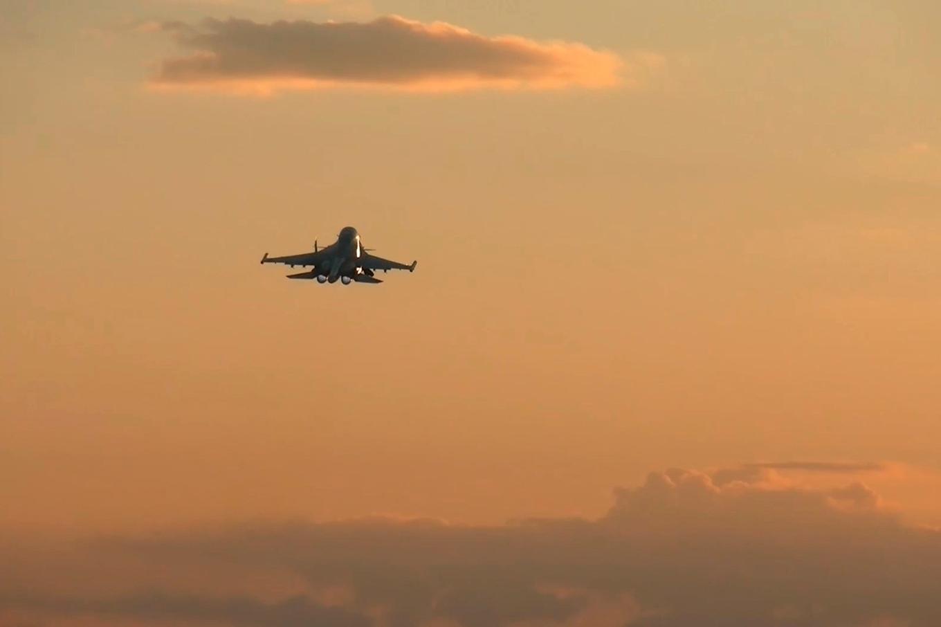 Ett ryskt bombplan av typen Su-34 flyger över den ryska gränsregionen Kursk. Arkivbild från 5 november. Foto: Rysslands försvarsdepartement via AP/TT