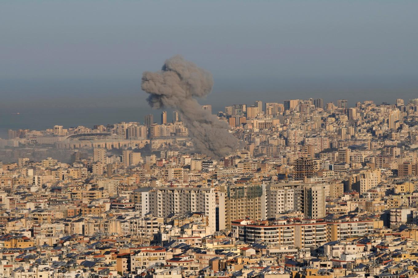 Rökpelare stiger från södra Beirut tidigt på fredagen. Foto: Hussein Malla/AP/TT