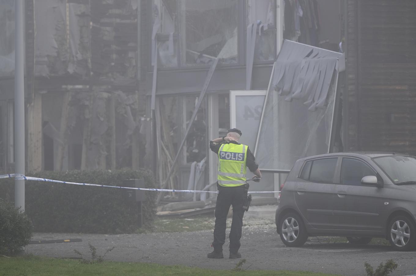 Polis på plats vid förödelsen efter bombdådet i Fullerö norr om Uppsala i september 2023. Foto: Anders Wiklund / TT/TT