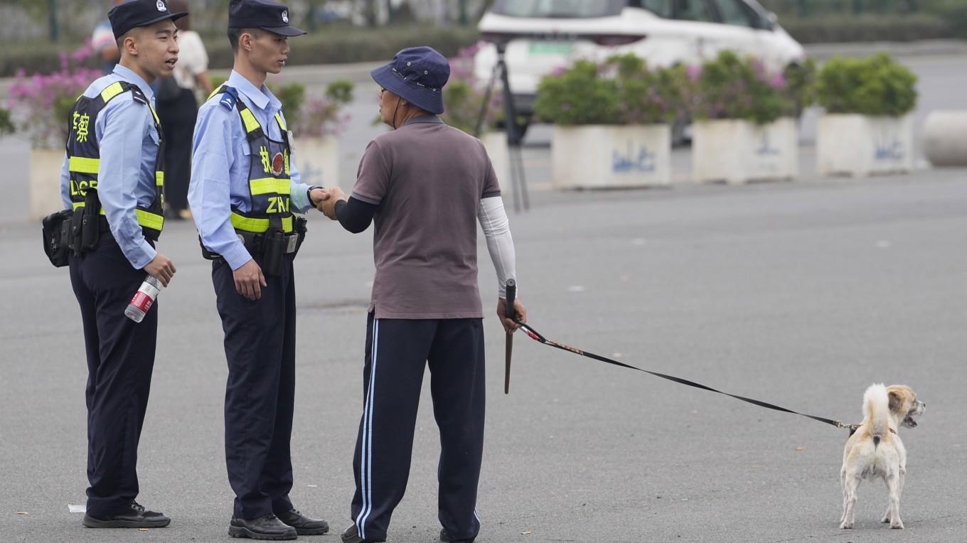 35 personer dödades när en man körde in i en folkmassa i staden Zhuhai i södra Kina tidigare i november. På bilden syns poliser i närheten av där händelsen ägde rum. Foto: Ng Han Guan/AP/TT