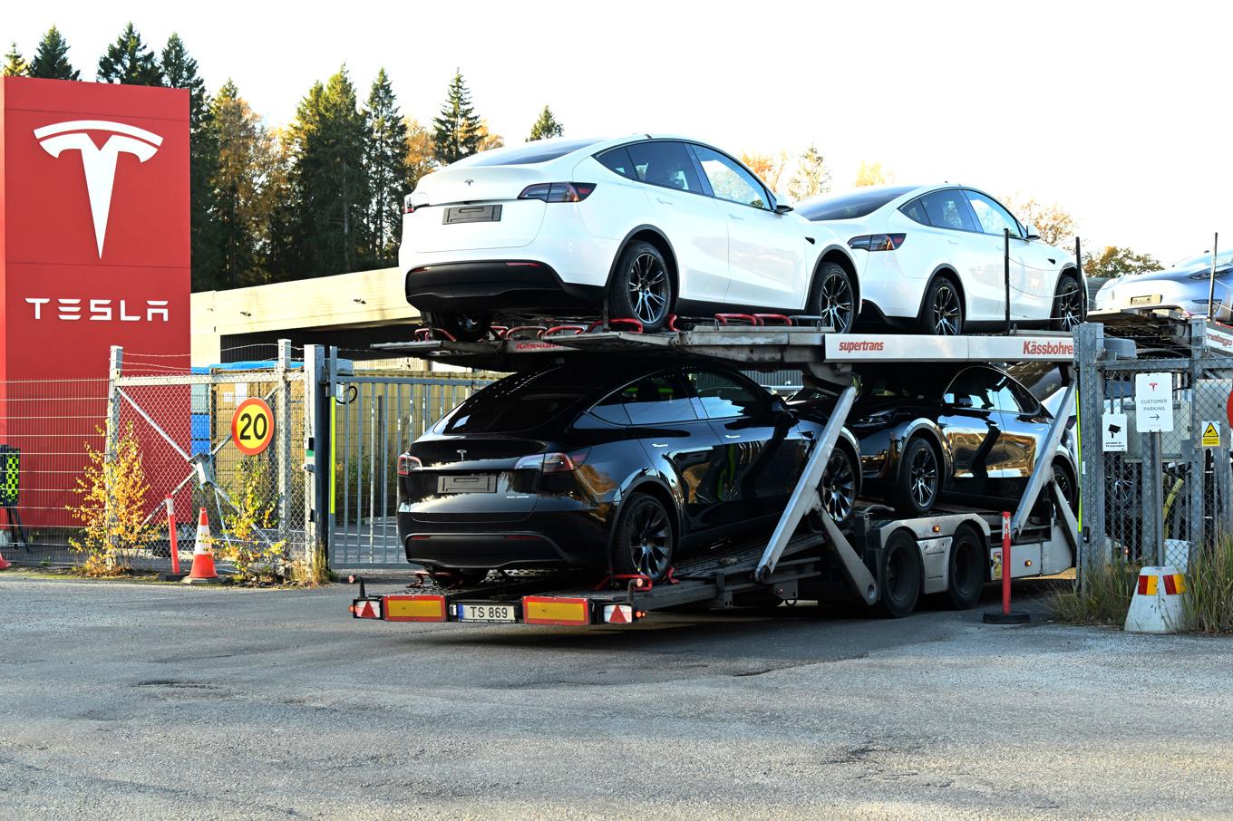 Nya bilar anländer till Teslas anläggning i Huddinge. Arkivbild. Foto: Fredrik Sandberg/TT