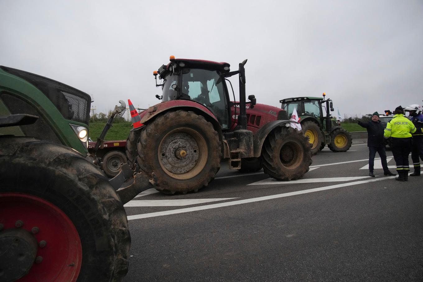 Franska traktorer blockerar trafiken utanför Paris på måndagen i protest mot EU:s handelsavtal med länderna i Latinamerika. Foto: Christophe Ena/AP/TT